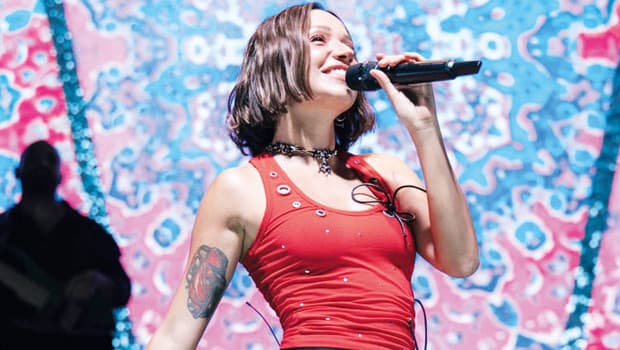 Zeynep Bastık, Altınoluk'ta yaz konseri verdi