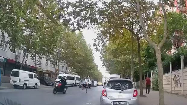 Esenyurt'ta genç kızın telefonu motosikletle kapkaç yapılarak çalındı