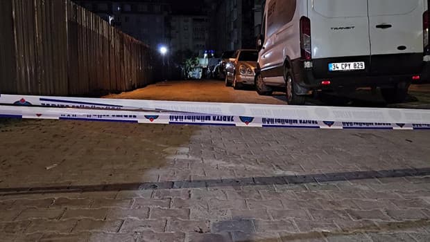 Sultangazi'de inşaat alanında toprak kayması ve yol çatlağı oluştu