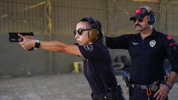 Antalya'daki polis atış eğitmeni Polonya'da Avrupa şampiyonu oldu