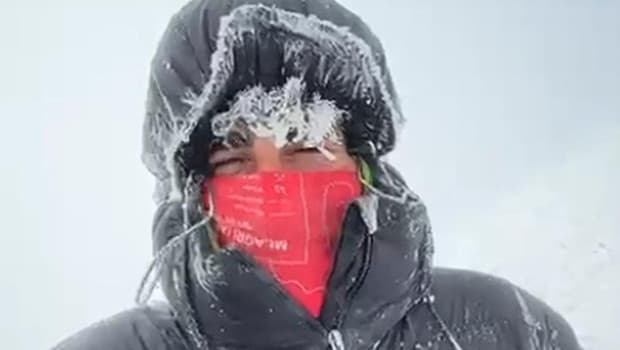 Ağrı Dağı'na tırmanan dağcıların saçları kırağı ile kaplandı