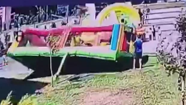 Rüzgar şişme oyun parkını devirdi, 3 çocuk yaralandı