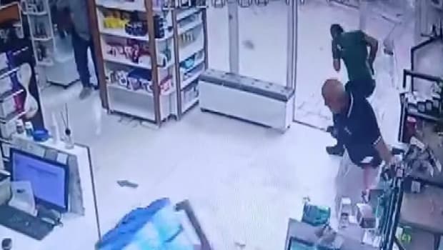 Malatya'da fırtına nedeniyle eczanenin camları kırıldı