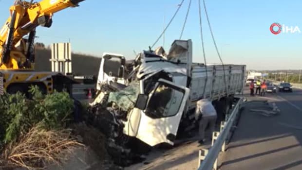 Çanakkale'de kamyon bariyerlere çarptı, 2 kişi hayatını kaybetti