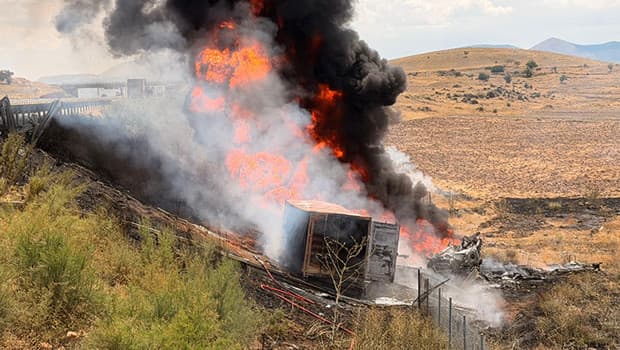 Aksaray'da devrilen madeni yağ yüklü TIR yandı, sürücü hayatını kaybetti
