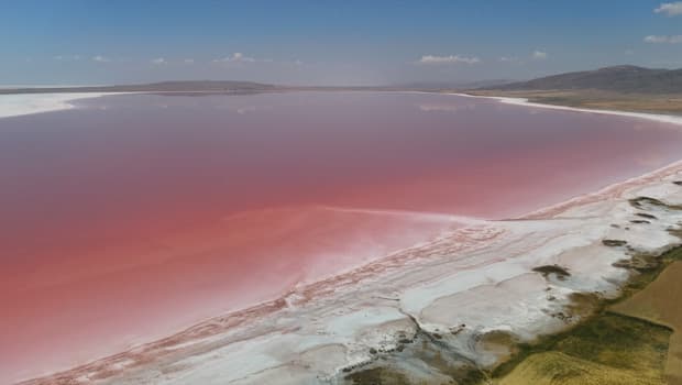 Tuz Gölü pembe renge dönüştü