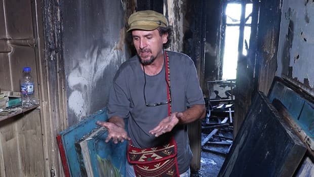Beyoğlu'nda havai fişek yangına neden oldu, ressamın tabloları yandı
