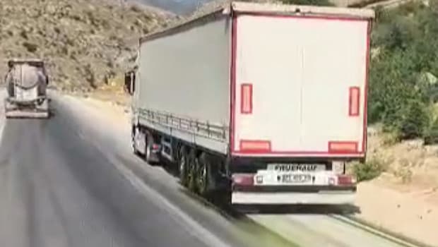 Afyonkarahisar'da TIR'dan dökülen boya yolda kazaya neden oldu