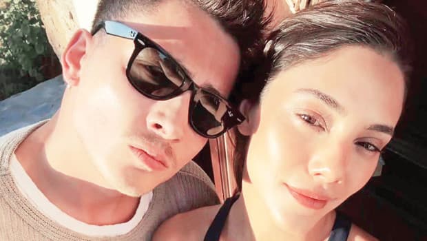 Dilin Döğer ve Atakan Özkaya Bozcaada'da tatil yaptı