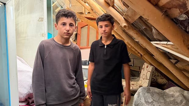 İkizler, tek odalı evde ders çalışarak Yüksekova Fen Lisesi'ni kazandı