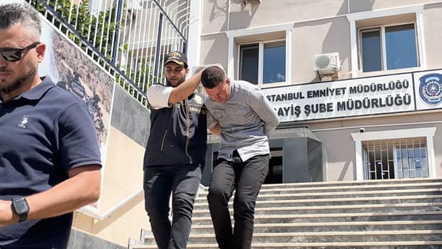 Fatih'te camide namaz kılarken çantası çalınan kişi şüpheliyi yakaladı