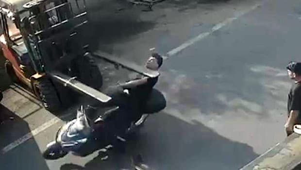 Forklifte çarpan motosikletli genç yaralandı
