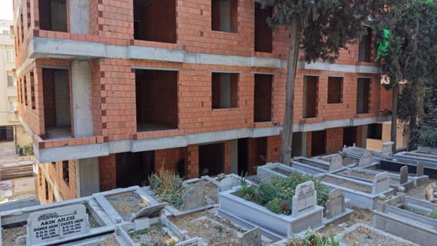 İstanbul'da mezarlık manzaralı yeni daireler inşa edildi
