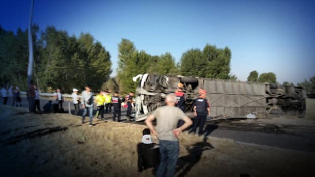 Afyonkarahisar'da yolcu otobüsü devrildi, çok sayıda yaralı var