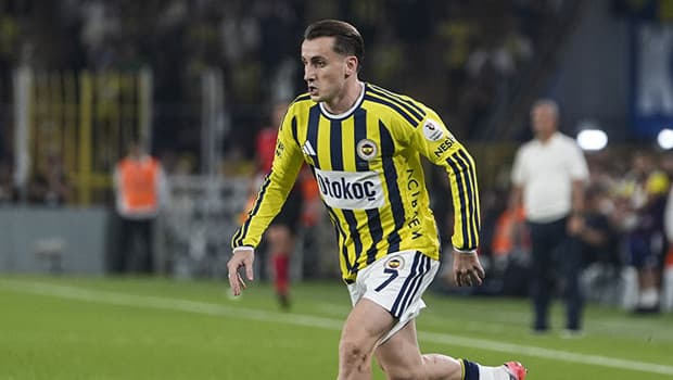 Fenerbahçe'de Kerem Aktürkoğlu sakatlandı, sedyeyle oyundan çıktı