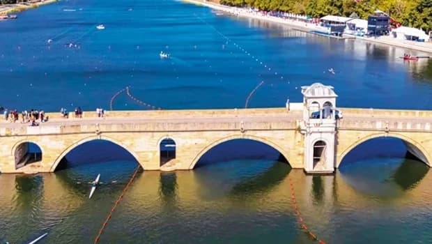 Edirne'de Meriç Nehri'nde gençler kürek çekiyor