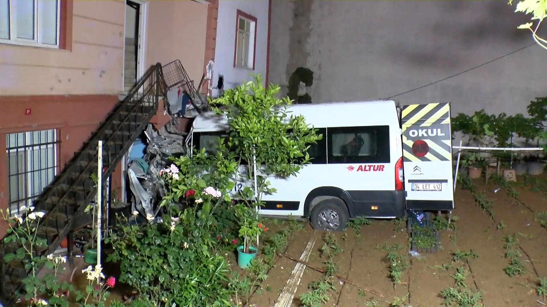 Çekmeköy'de servis minibüsü evin bahçesine düştü; 1 kişi hayatını kaybetti