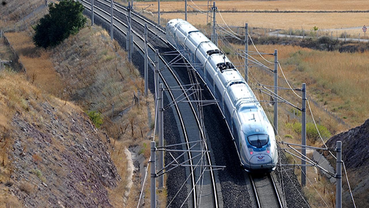 İzmir-Ankara tren yolculuğu 14 saatten 3,5 saate inecek