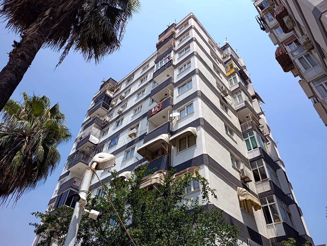 Adana'da bir kadın çekiçle dövülüp boğazı kesildi