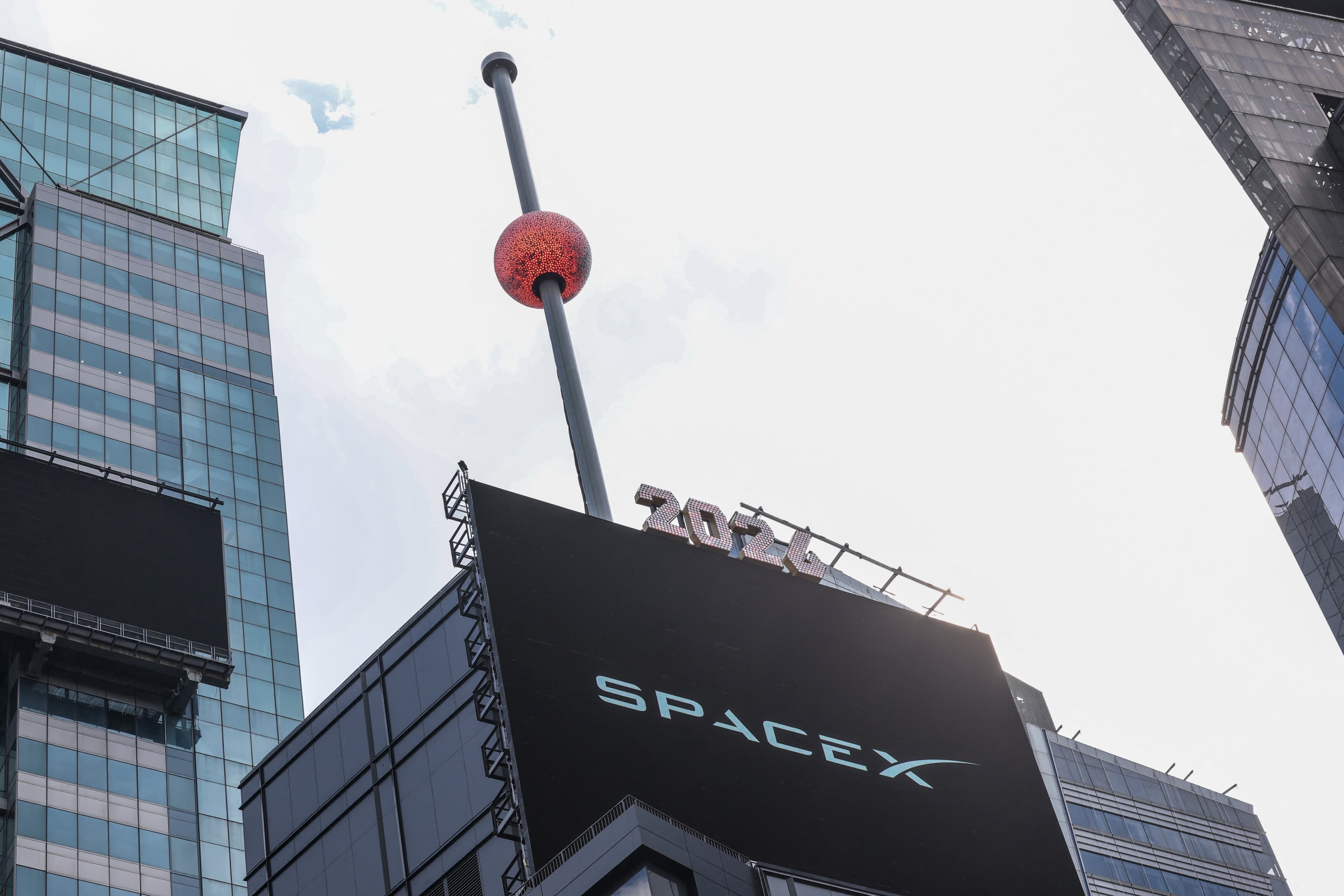 SpaceX hisseleri ilk işlem gününde değer kazandı