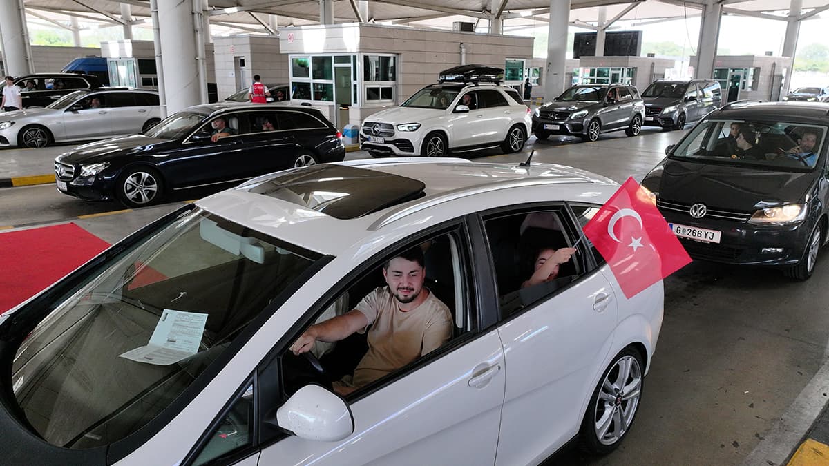 Sınır kapısında gurbetçilerin Türkiye'ye dönüşü başladı