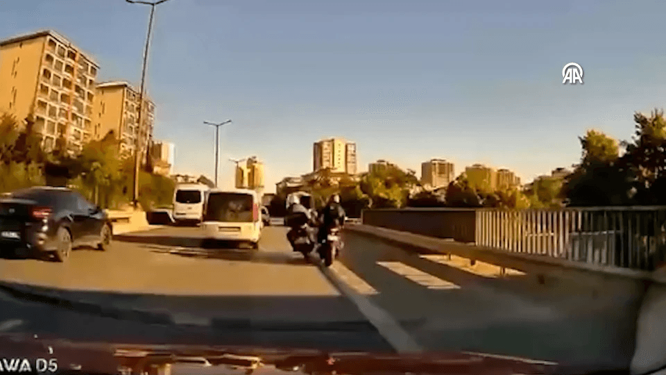 Kartal'da motosiklet sürücüsü emniyet şeridindeki servise çarptı