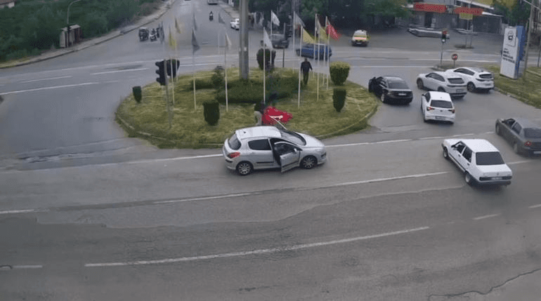 Dörtyol'da vatandaşlar Türk bayrağını korumak için harekete geçti