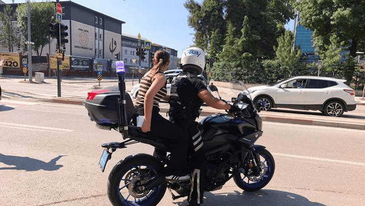 Kimliğini unutan adaya motosikletli polis yardım etti