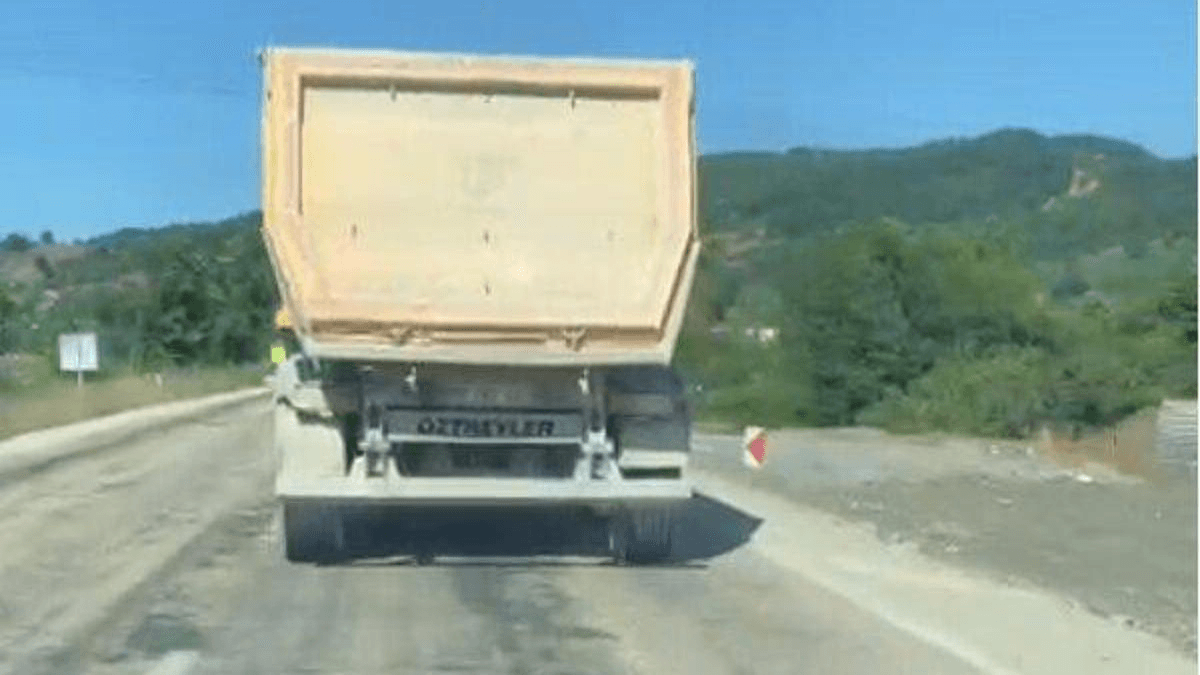Hafriyat kamyonundan düşen taş, otomobilin camını kırdı
