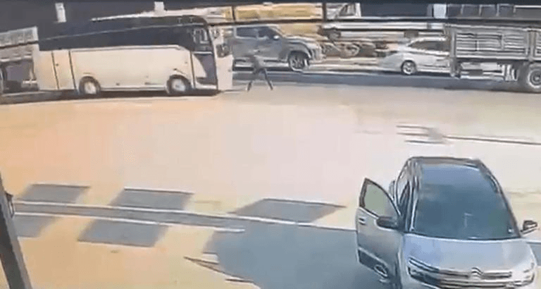 Denizli'de midibüsün çarptığı servis şoförü hayatını kaybetti