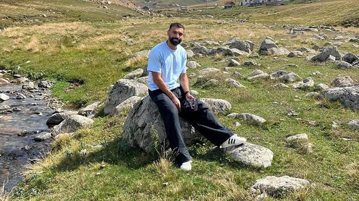 Salah'ın oturduğu taşın yanındaki tabela ve bank kayboldu