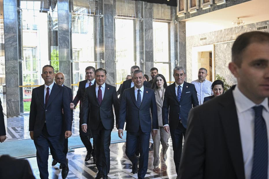 Yeni parti kurma sürecinde CHP'den ayrılan Özgür Özel ve ekibi imza topluyor