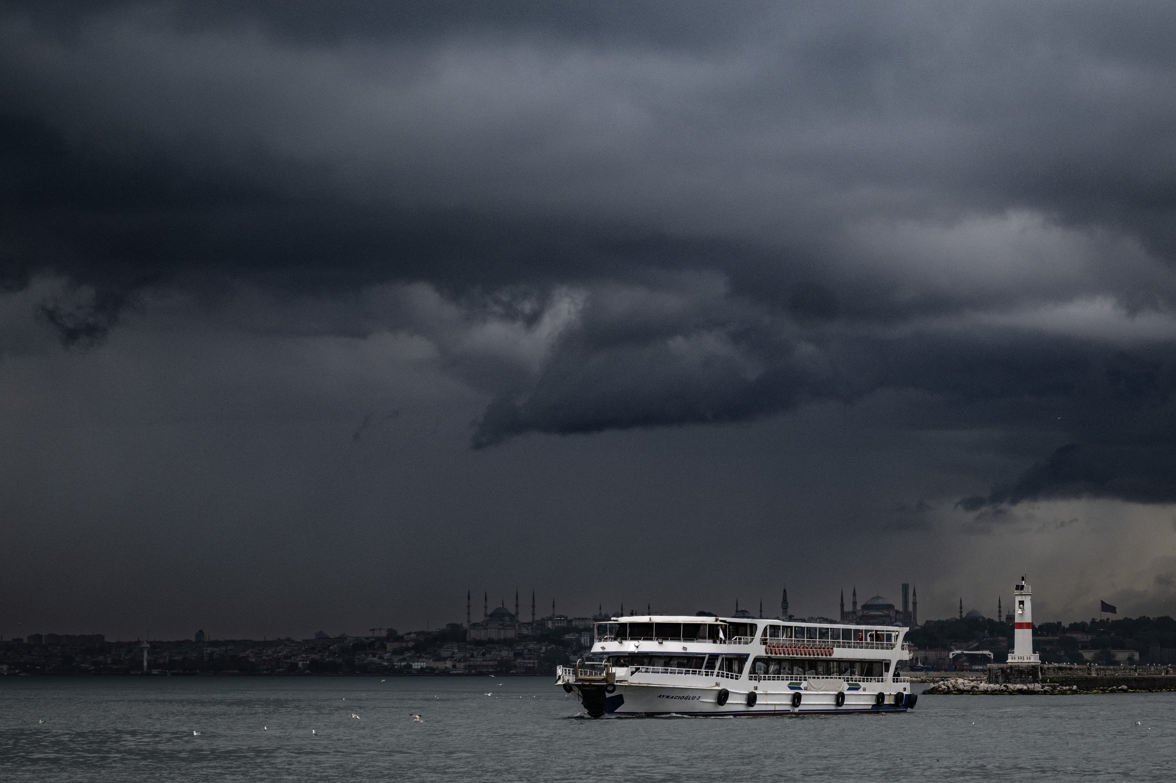 İstanbul'da iki bölgede gök gürültülü sağanak ve dolu uyarısı