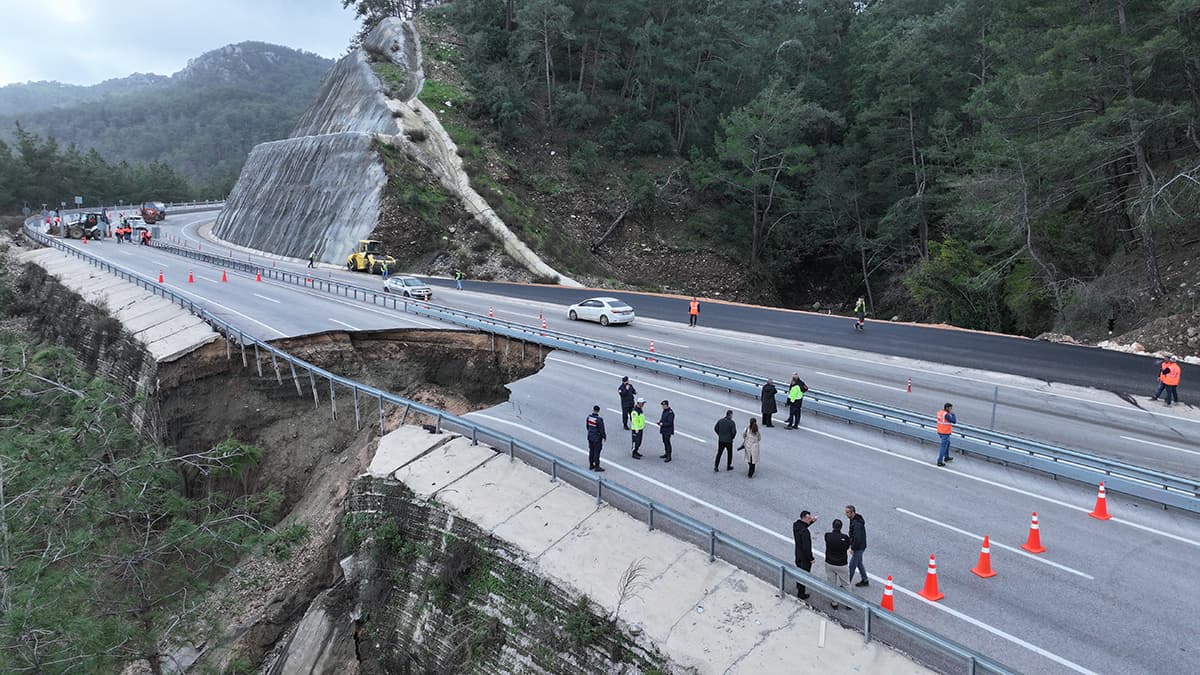 Antalya'da heyelan sonucu yol çöktü. Kara yolu ulaşıma kapatıldı