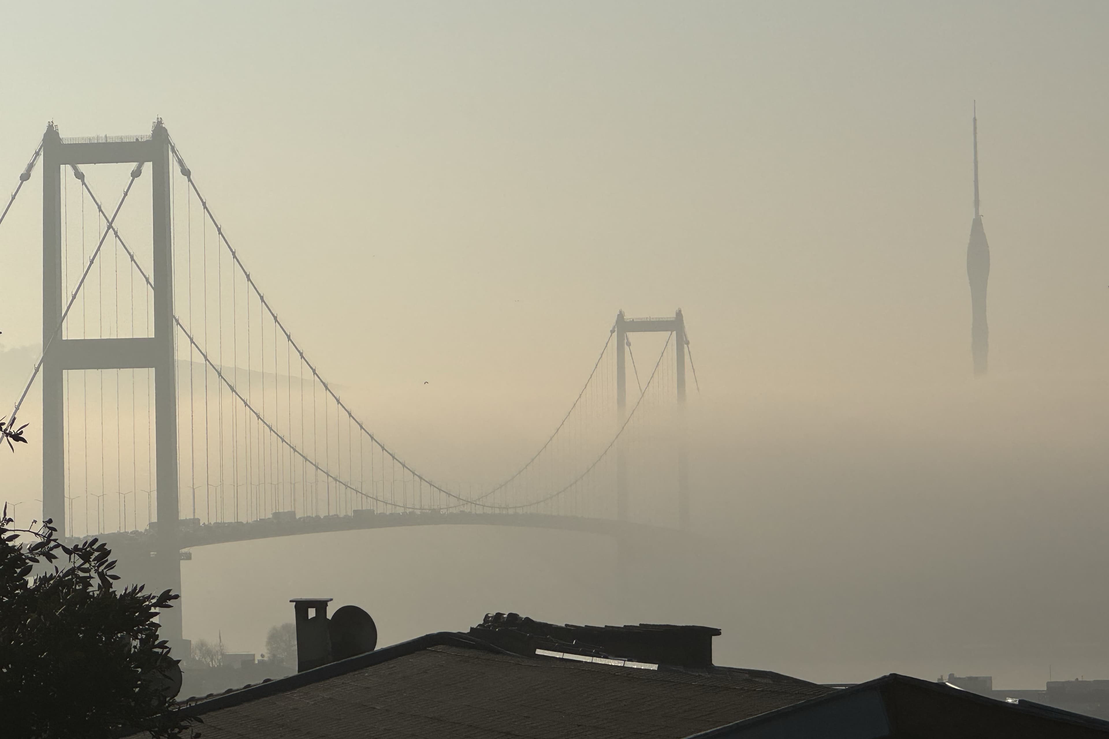 İstanbul yeni güne sisle uyandı. Köprüler kayboldu