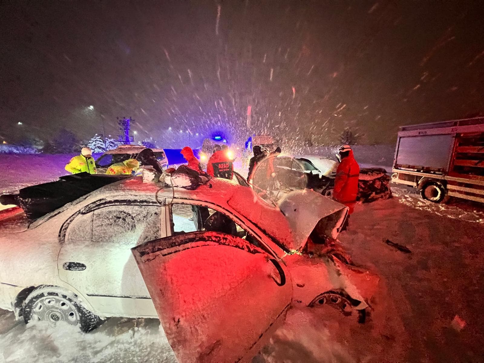 Bitlis'te iki otomobil çarpıştı, 7 kişi yaralandı