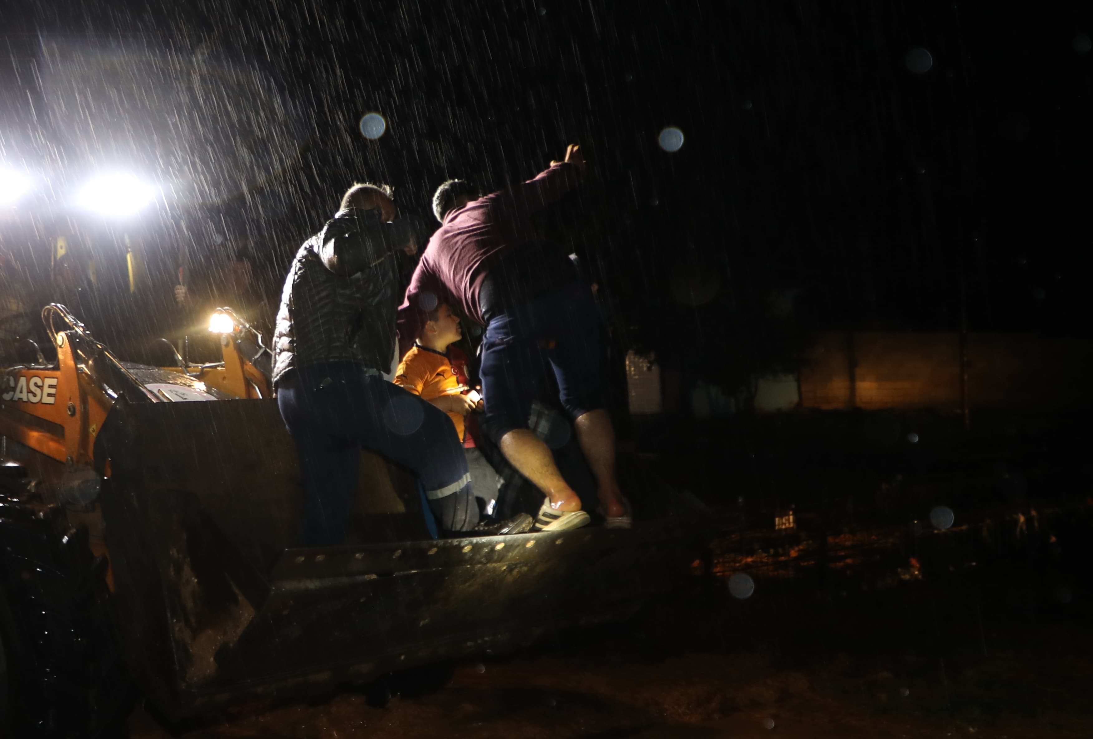 Nizip'i sel vurdu. Mahsur kalanlar iş makinesiyle kurtarıldı