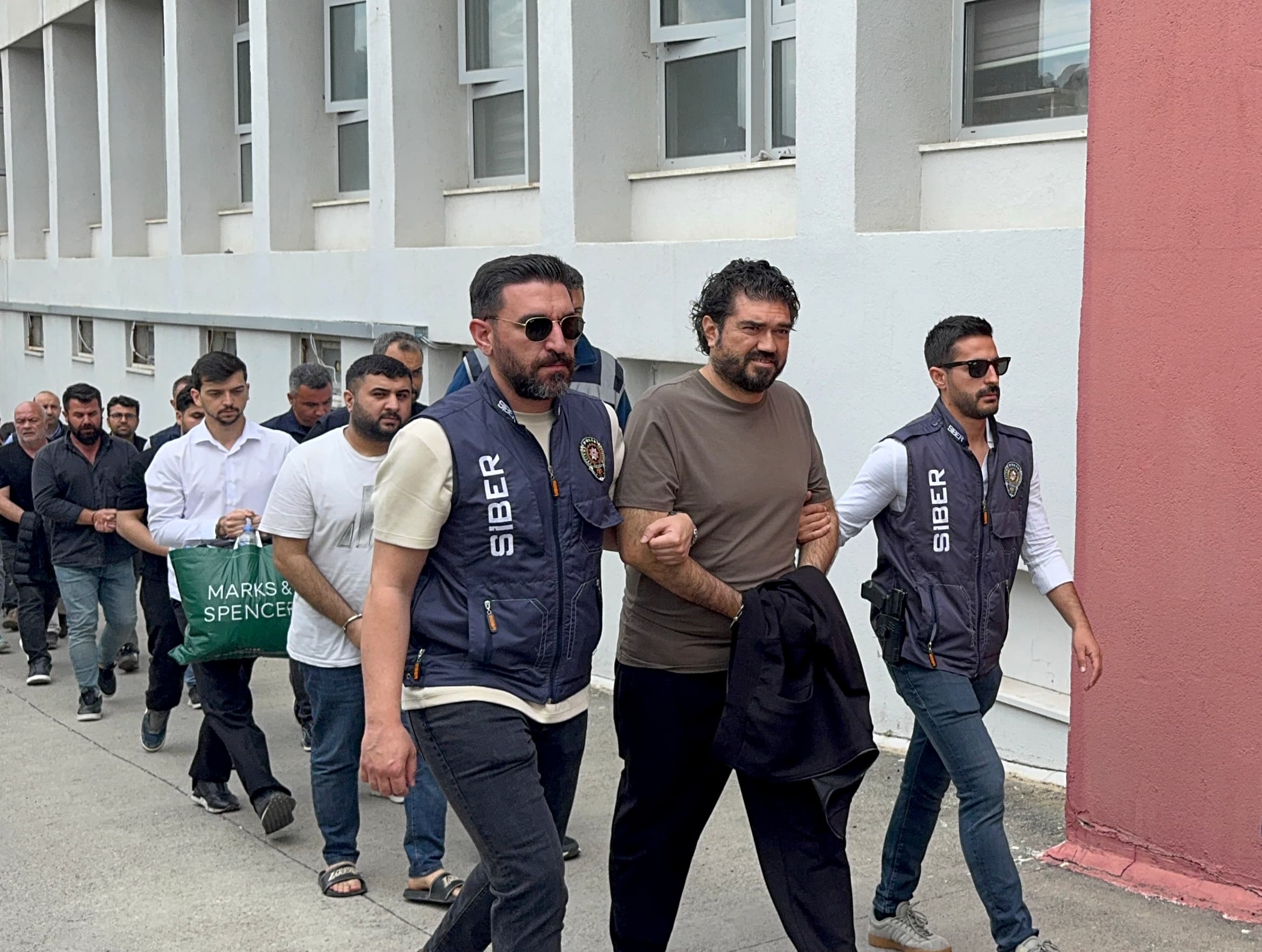 Rasim Ozan Kütahyalı'nın da yer aldığı yasa dışı bahis operasyonunda 135 kişi tutuklandı