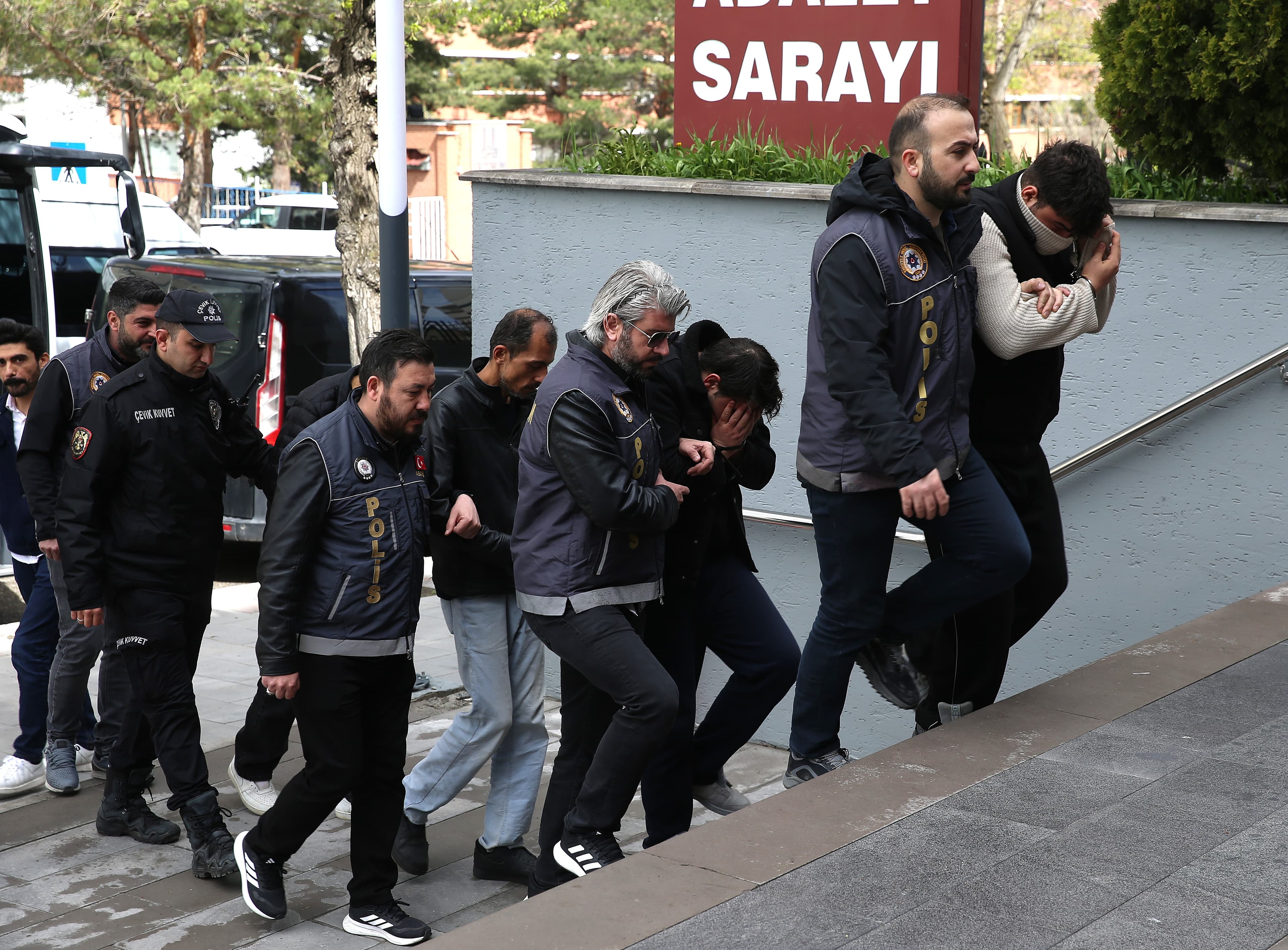 SMS dolandırıcılığı: 19 milyon lira vurgun, 23 kişi gözaltında