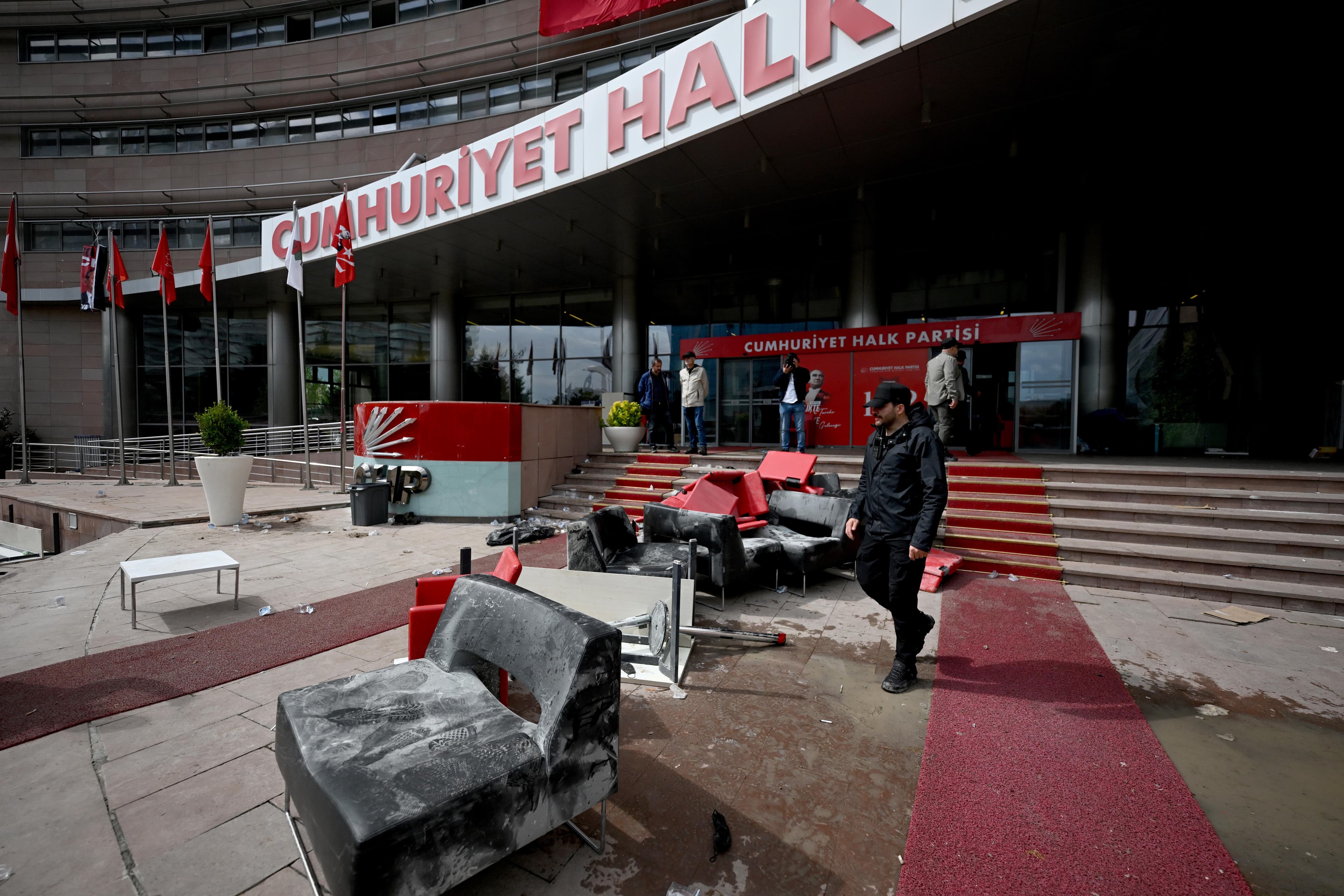 CHP Genel Merkezi polis tarafından tahliye edildi, Kılıçdaroğlu bayramda gidecek