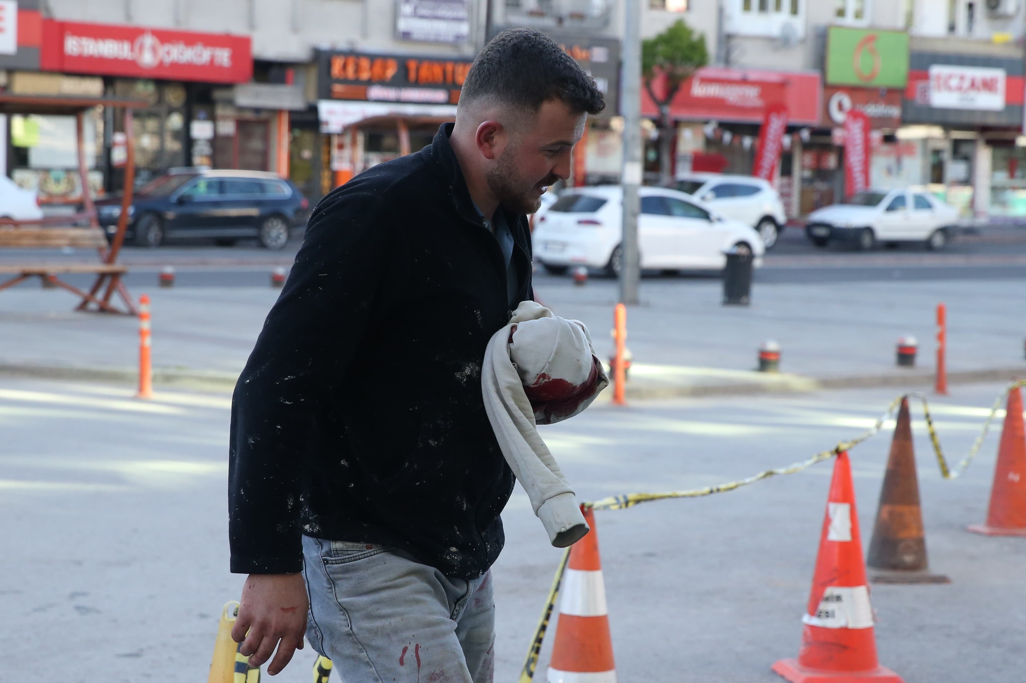 Acemi kasaplar kurban keserken yaralanıyor