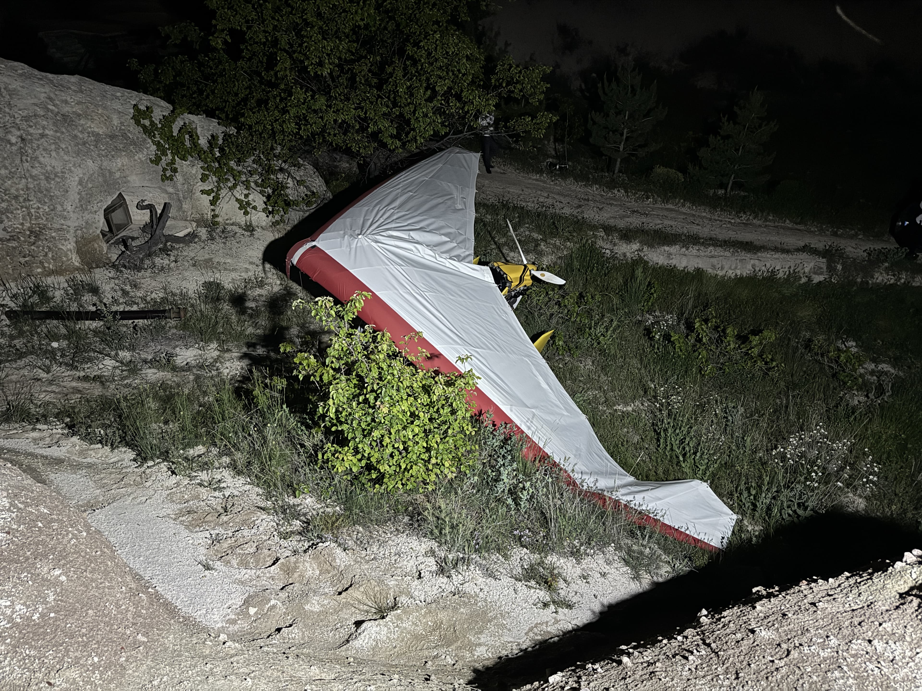 Nevşehir'de microlight acil iniş yaptı, pilot ve yolcu yaralandı