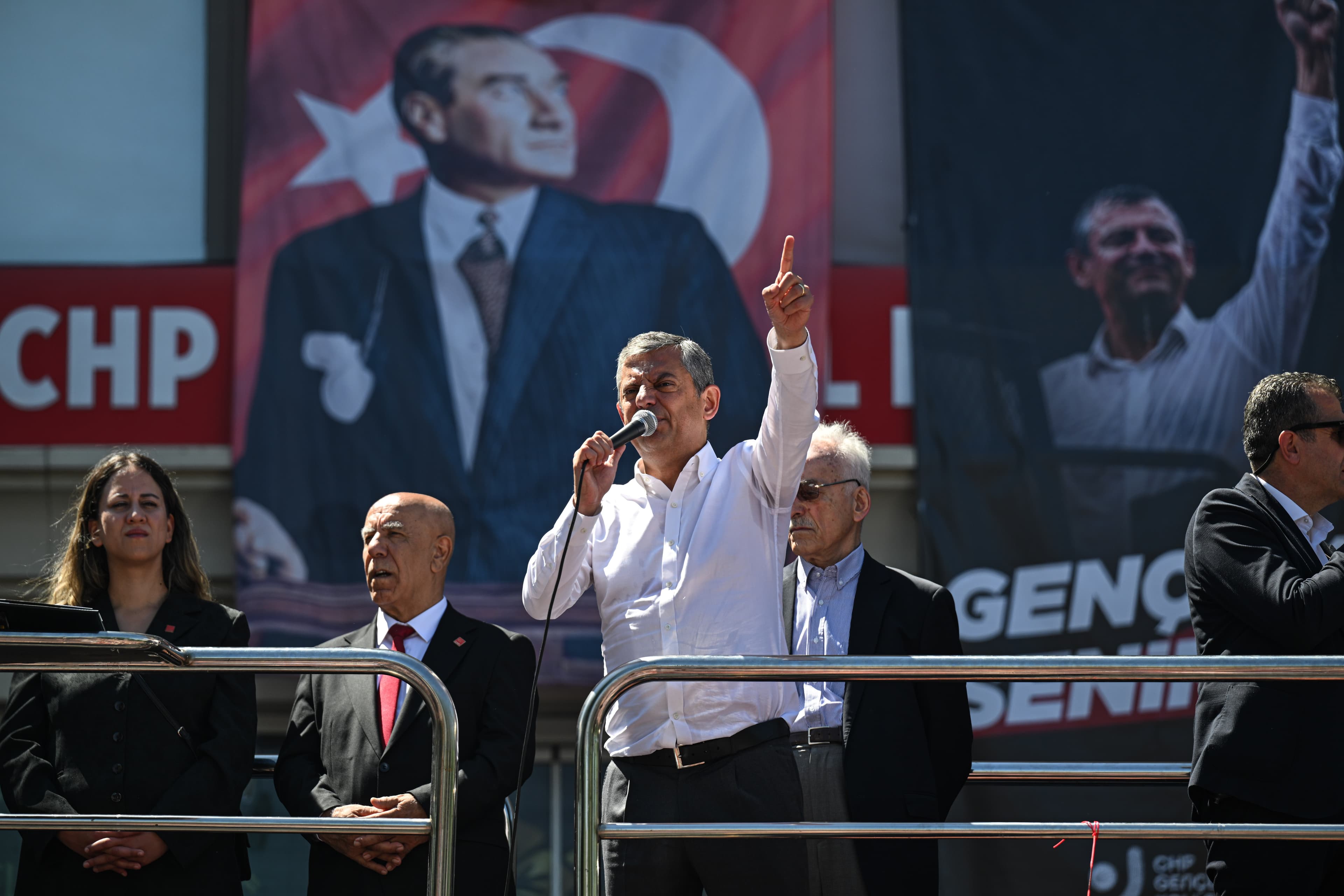 Özgür Özel, MYK toplantısını gerçekleştirdi.