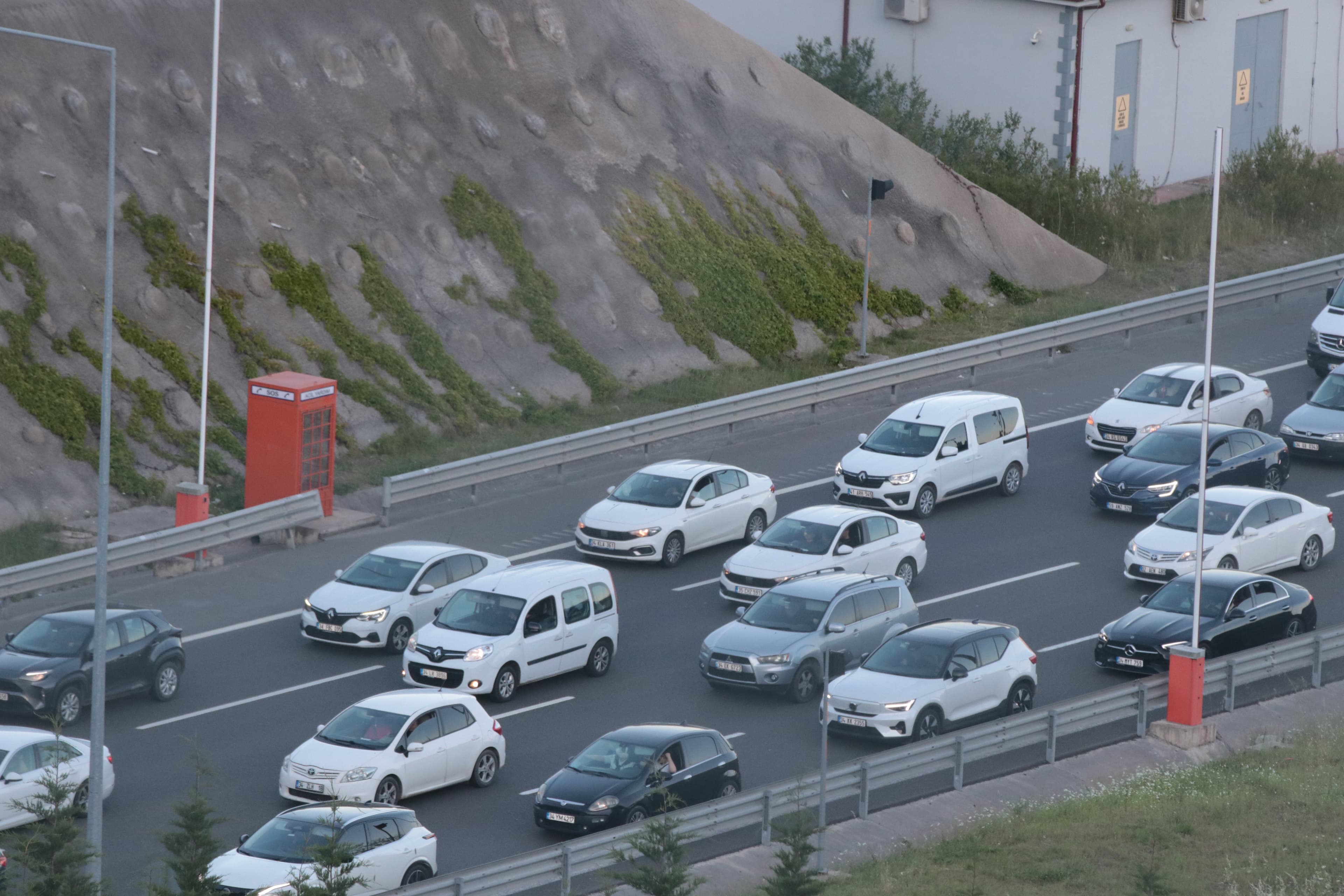Tatilciler dönüş yolunda, trafik yoğunluğu devam ediyor