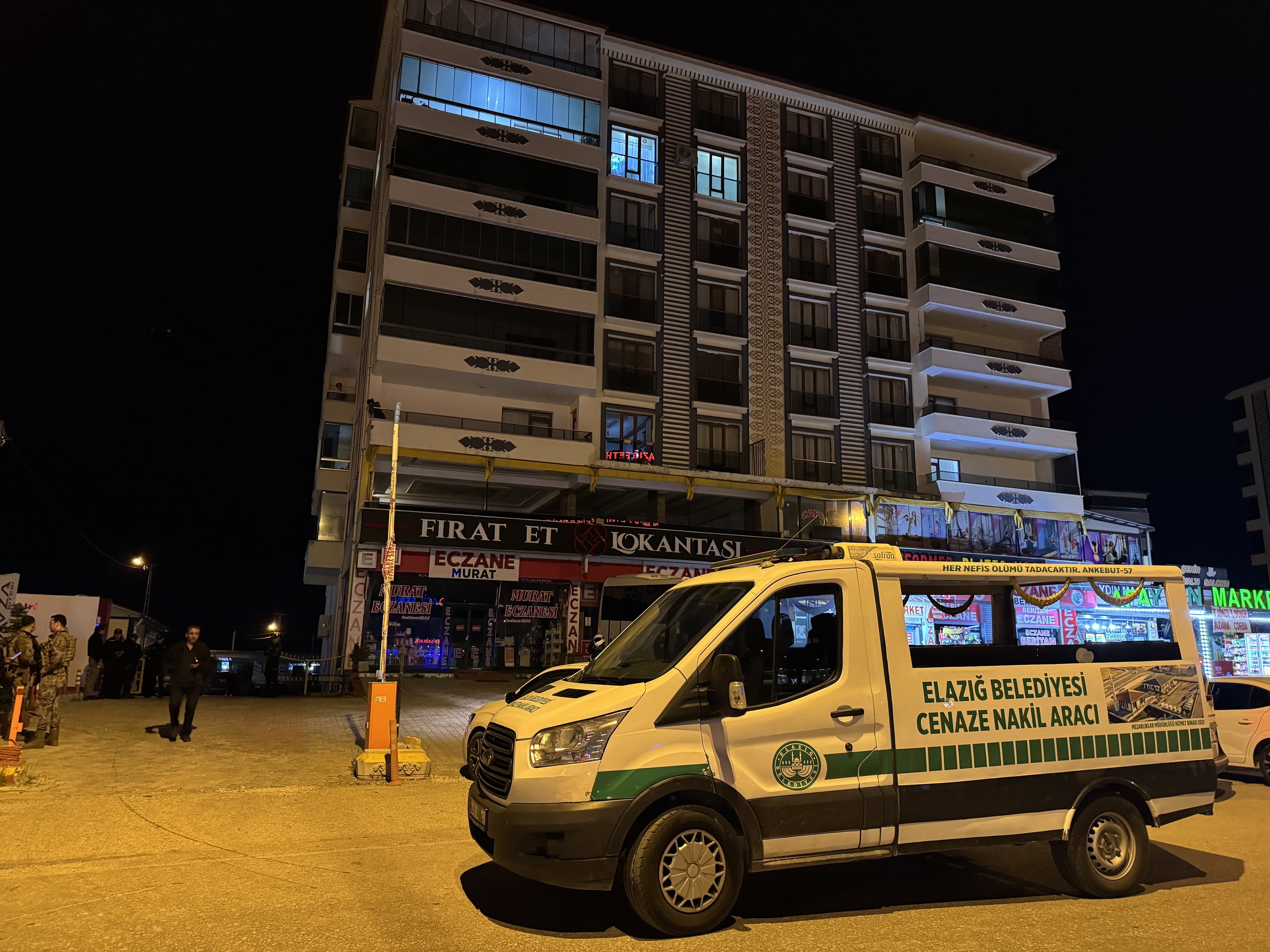 Elazığ'da bir kişi, eşini çocuğunun önünde silahla öldürdü