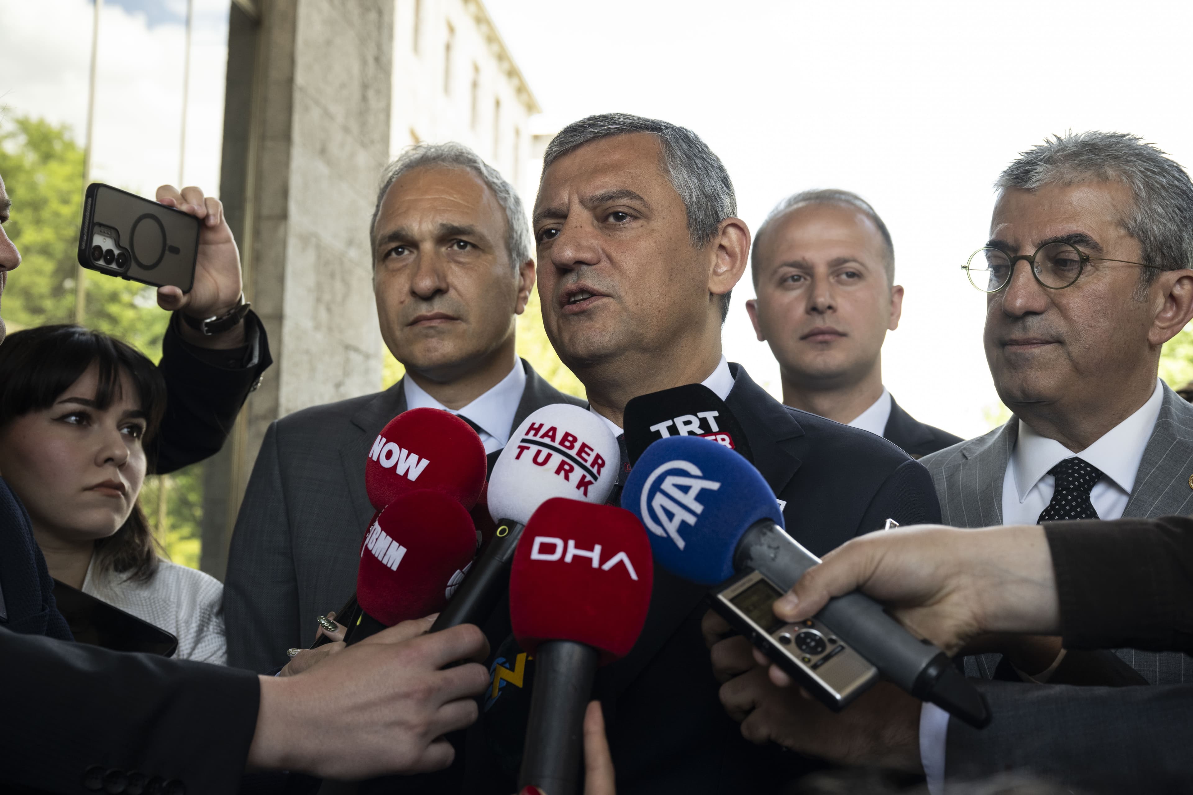 CHP'li Özgür Özel ve beş vekil hakkında fezleke düzenlendi