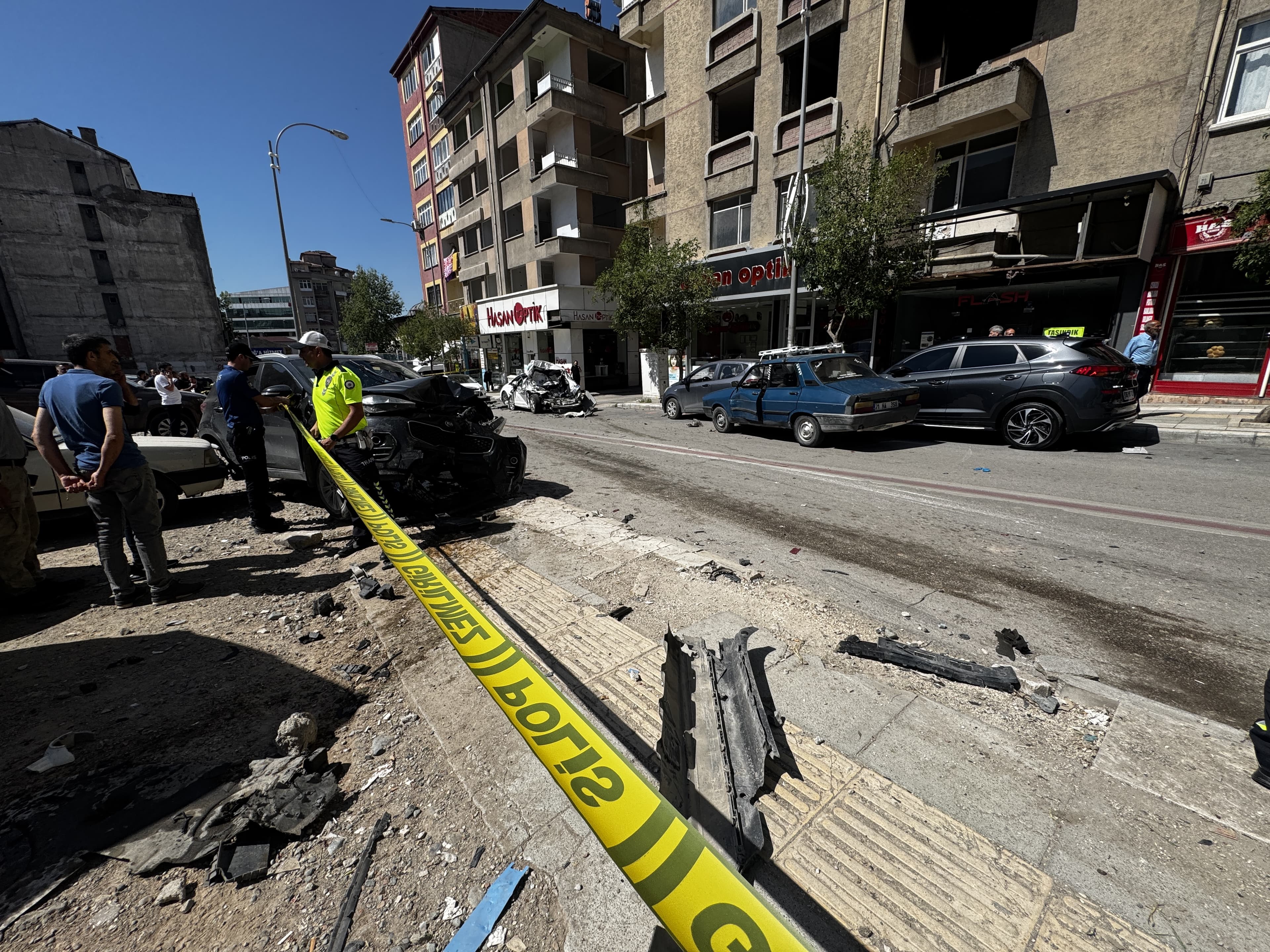 Elazığ'da freni patlayan kamyon 10 araca çarptı, 5 kişi yaralandı
