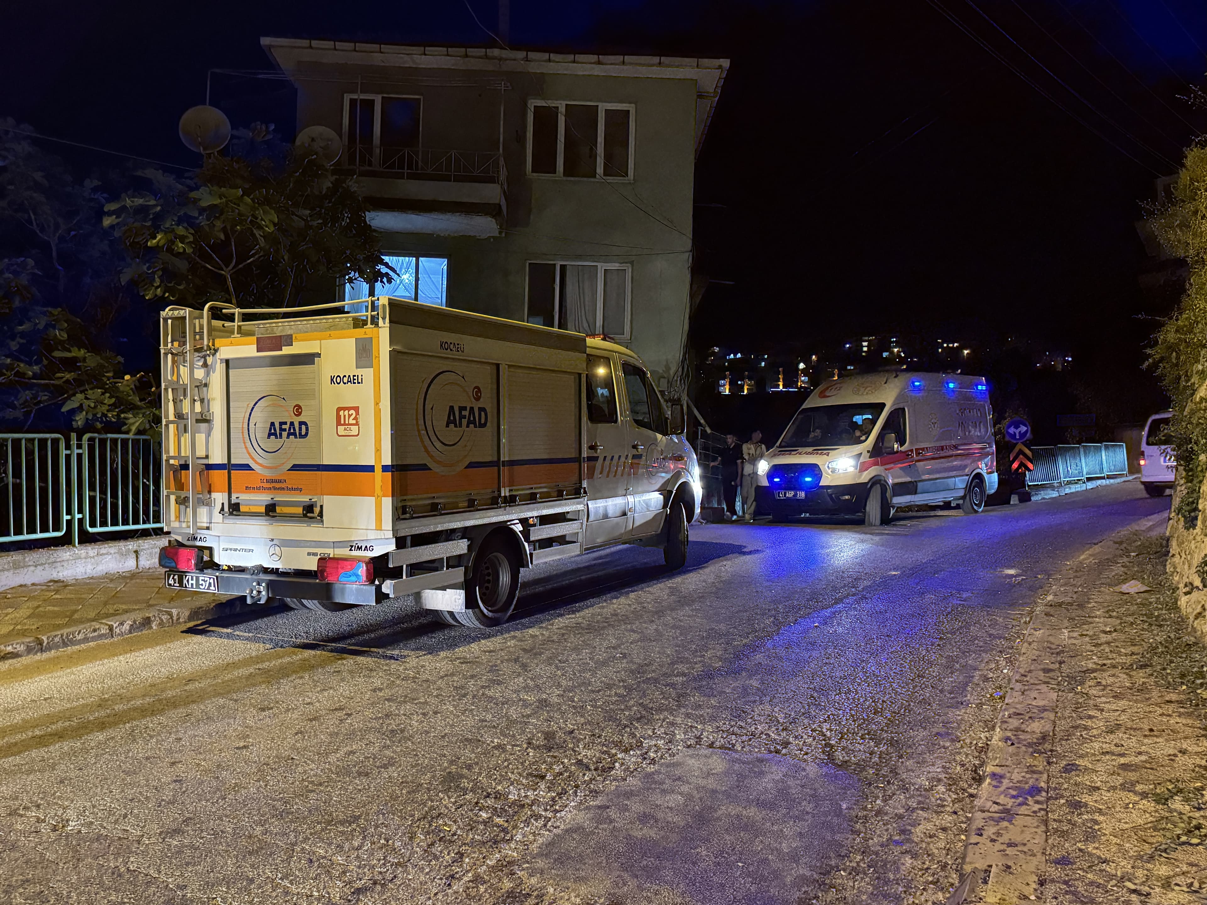 İzmit'te mutfak tavanı düştü, bina tahliye edildi