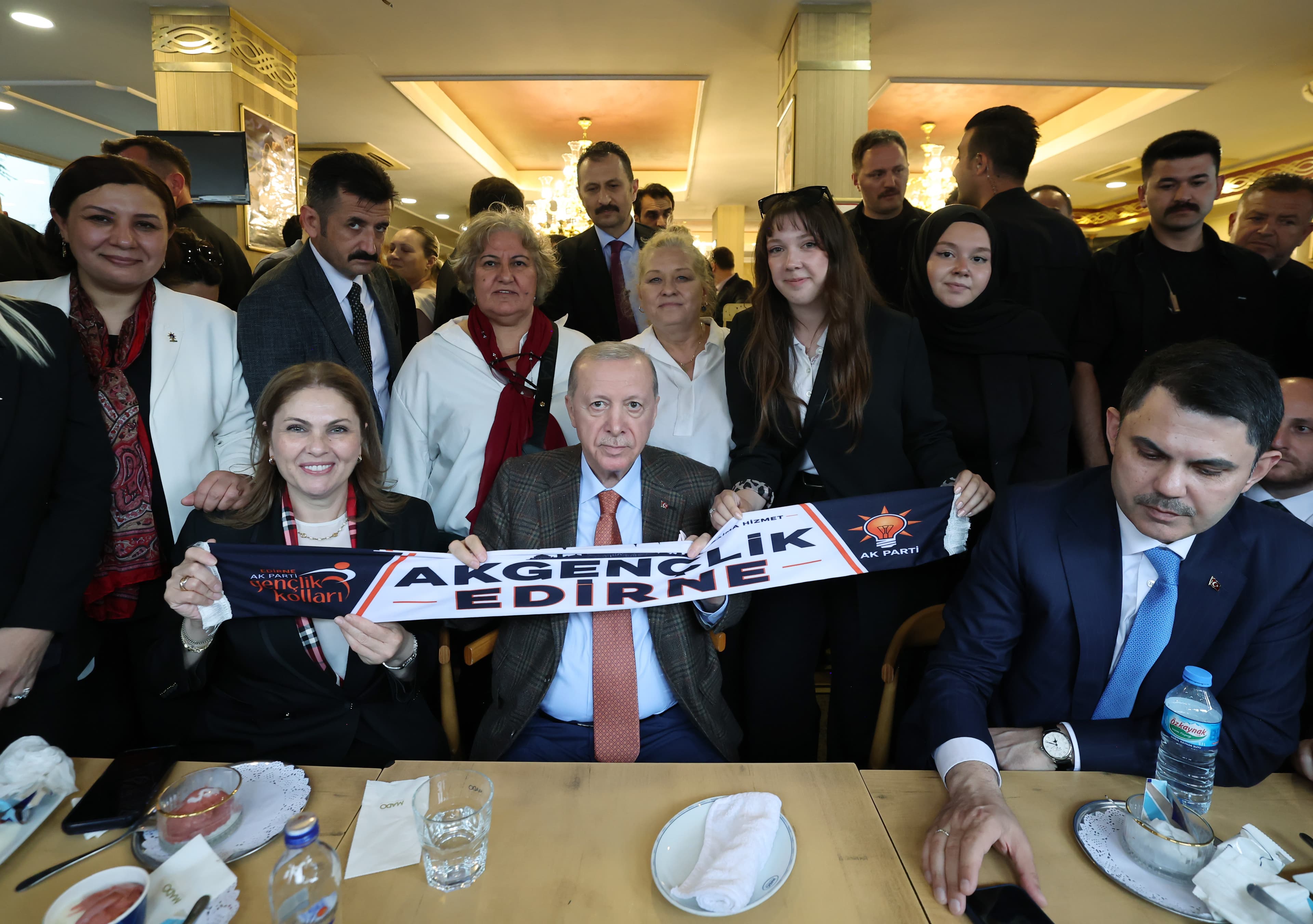 Cumhurbaşkanı Erdoğan, Edirne'de kafede vatandaşlarla bir araya geldi