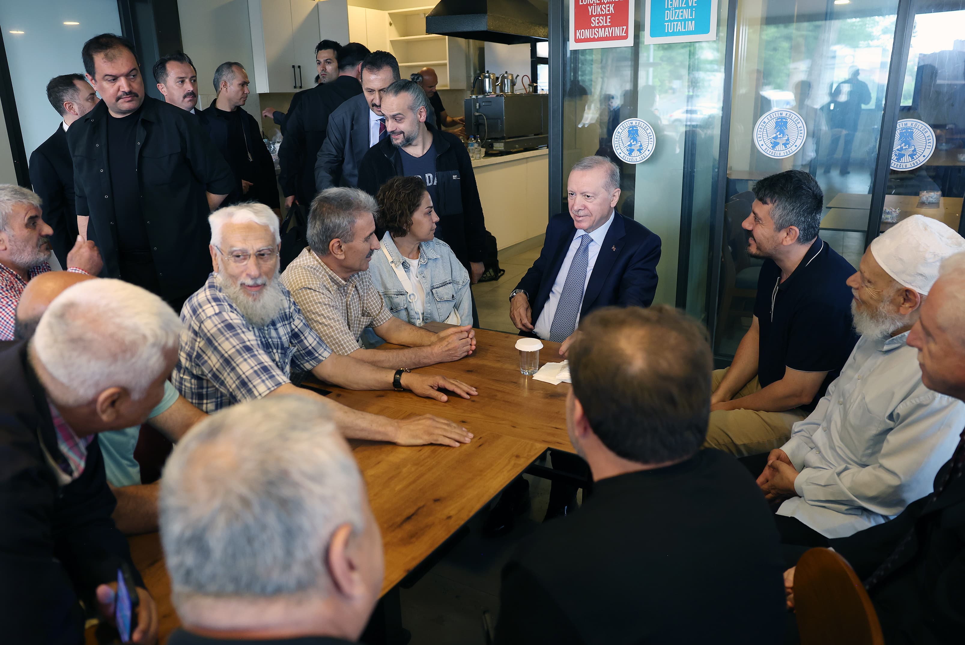 Cumhurbaşkanı Erdoğan Beyoğlu'nda vatandaşlarla bir araya geldi